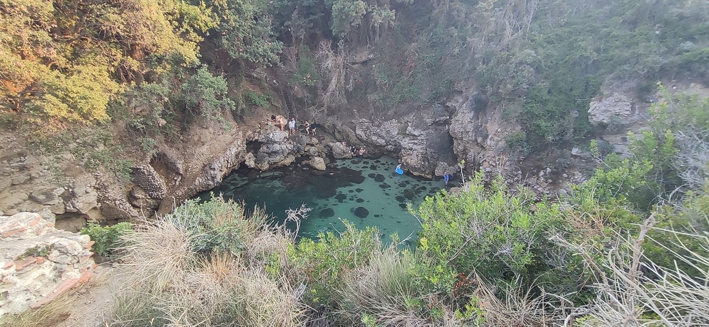 L'incredibile spettacolo dei Bagni della Regina Giovanna, costiera sorrentina, fino al tramonto.