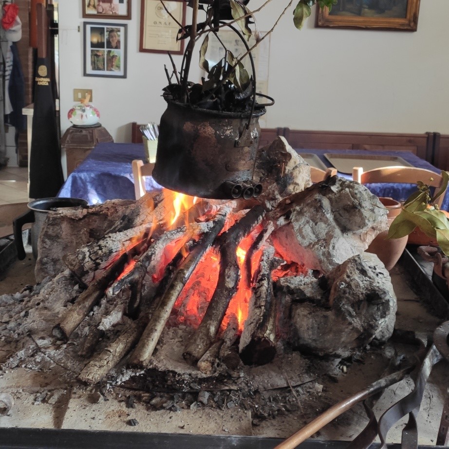 Oggi si ritorna negli agriturismi, qui nel casertano, la domanda qui è semplice:
 A Castel di Sasso cosa si produce secondo le antiche tradizioni?